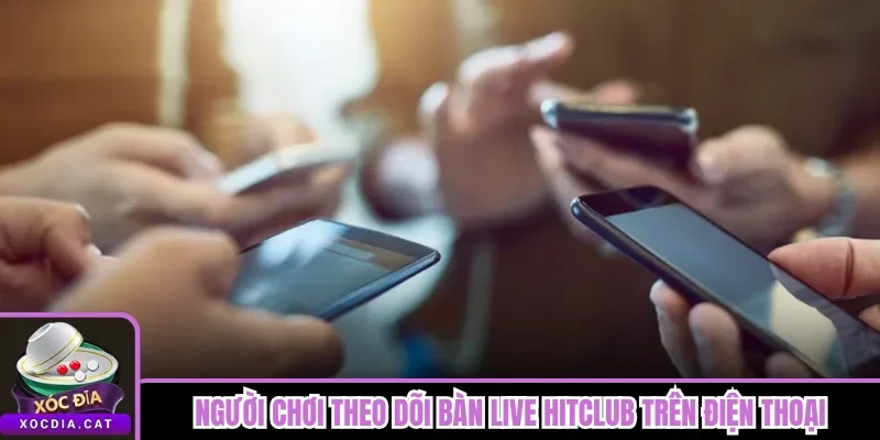 Người chơi theo dõi bàn live Hitclub trên điện thoại